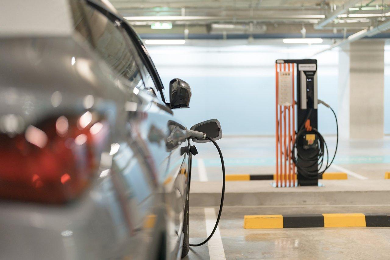 Solutions de recharge collective pour PME urbaines et périurbaines : plug-in ou 100% électrique