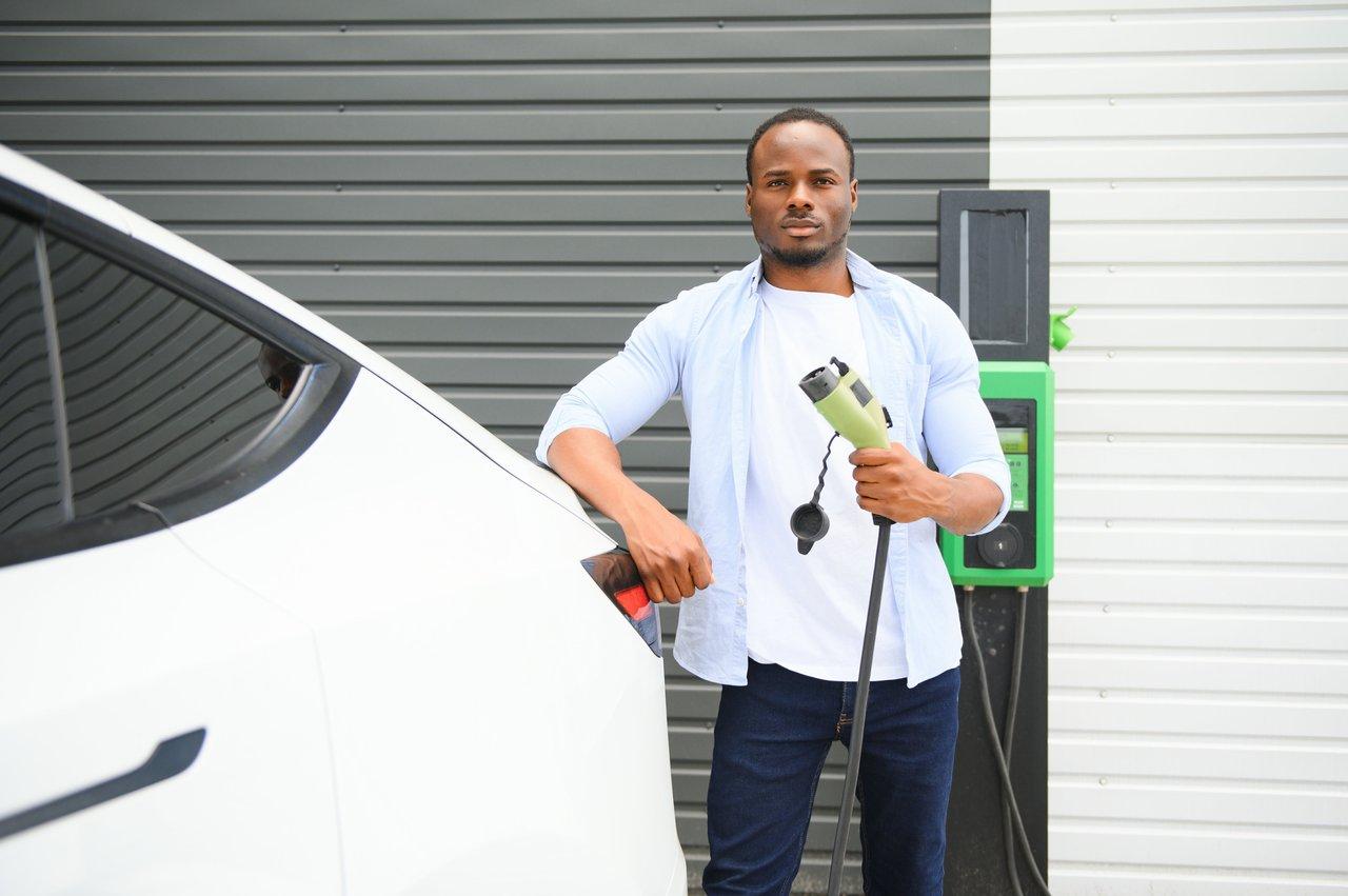 Bornes de recharge électrique murales pour PME urbaine, facilitant la recharge des véhicules électriques en milieu professionnel.