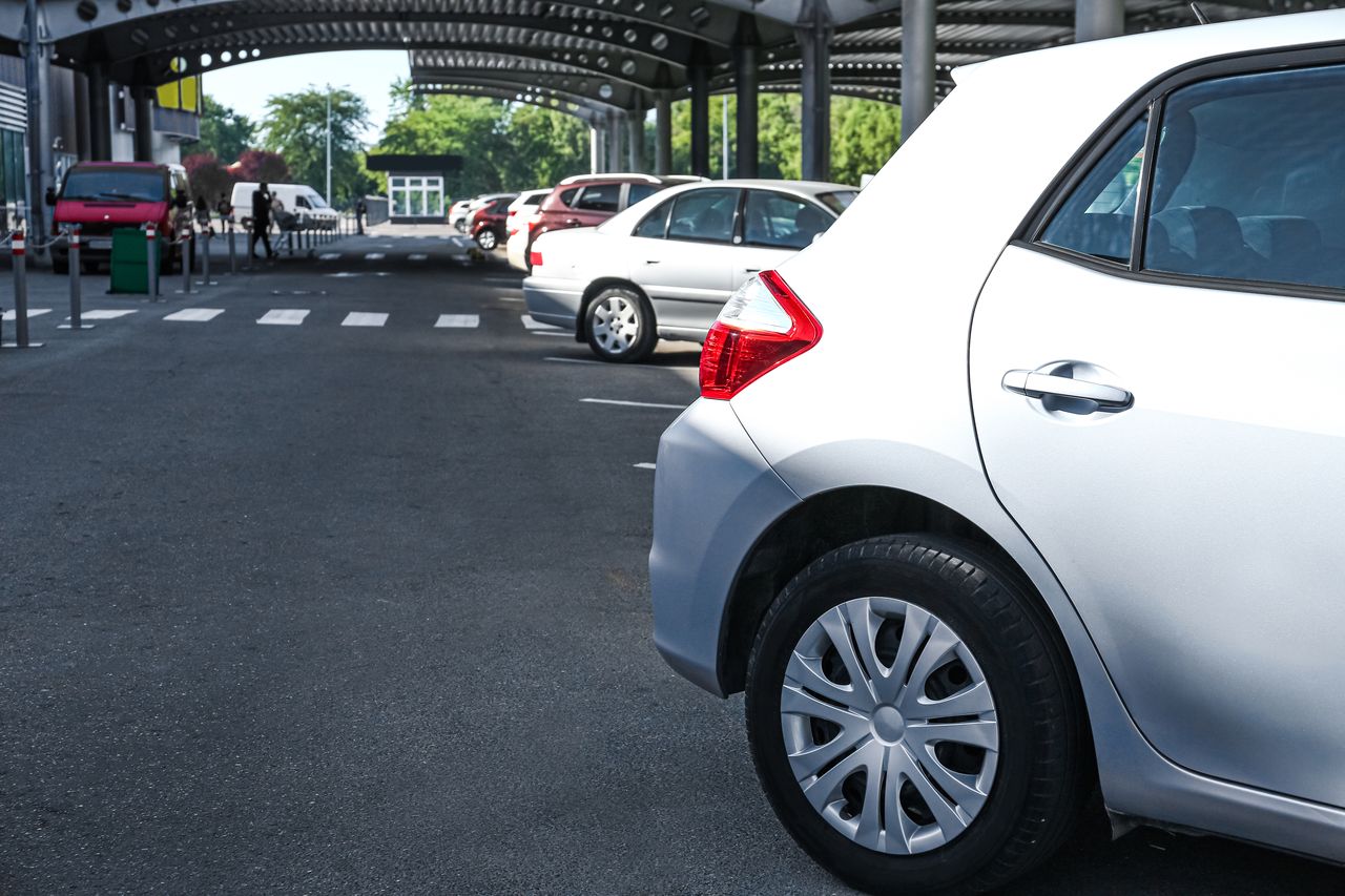 Voitures de société garées sur un parking couvert