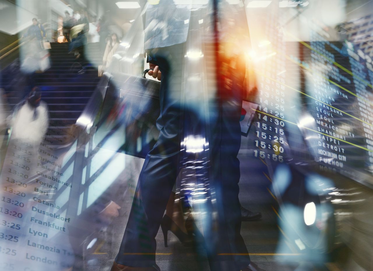 Mobilité d’affaires moderne à l’aéroport, double exposition floue, voyageurs, terminal, altitude, équipe, businessman, voyage.