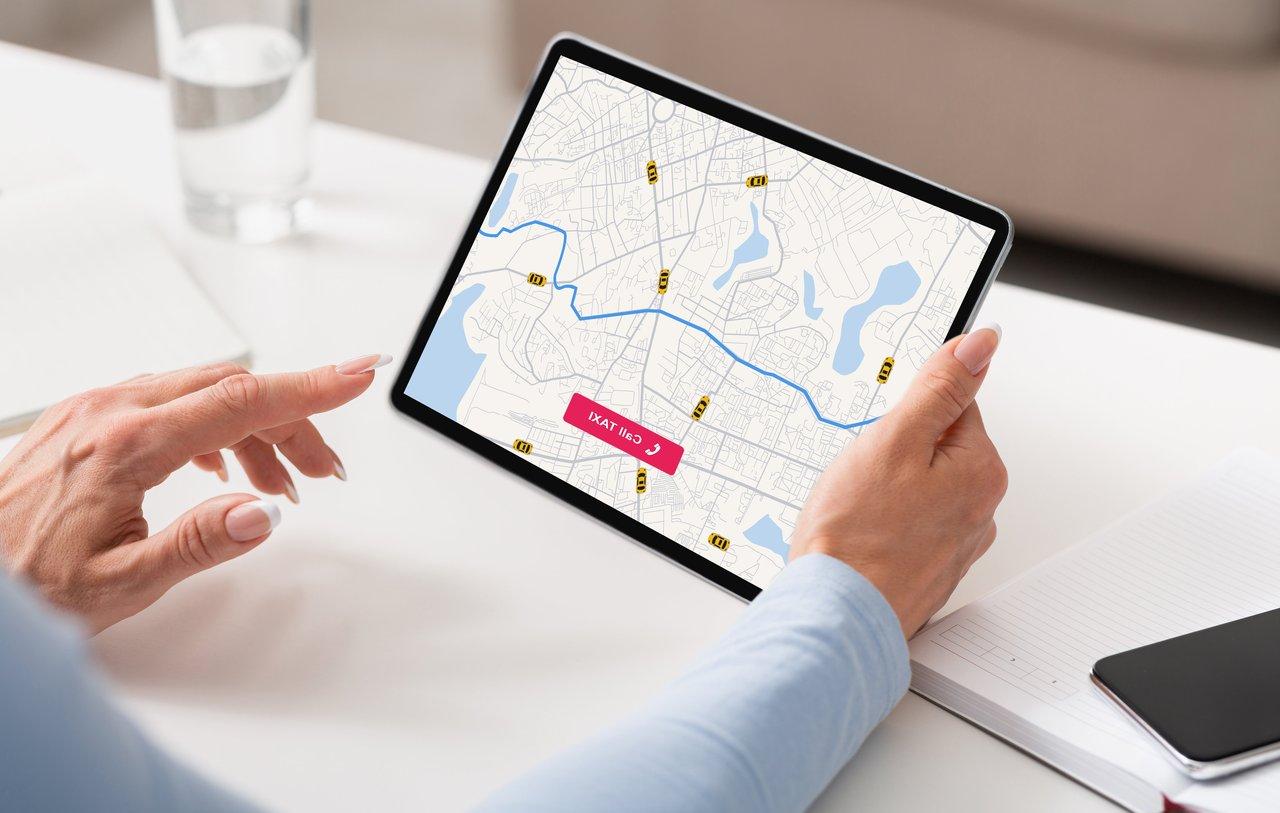 Tablette numérique affichant un suivi précis des kilomètres pour la gestion d'une voiture de fonction partagée.