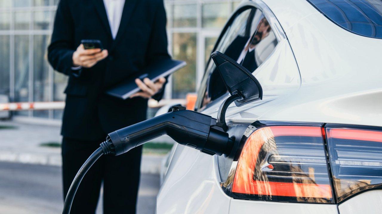 Une solution de corporate electric car charging pour une gestion de flotte numérique durable en milieu urbain.