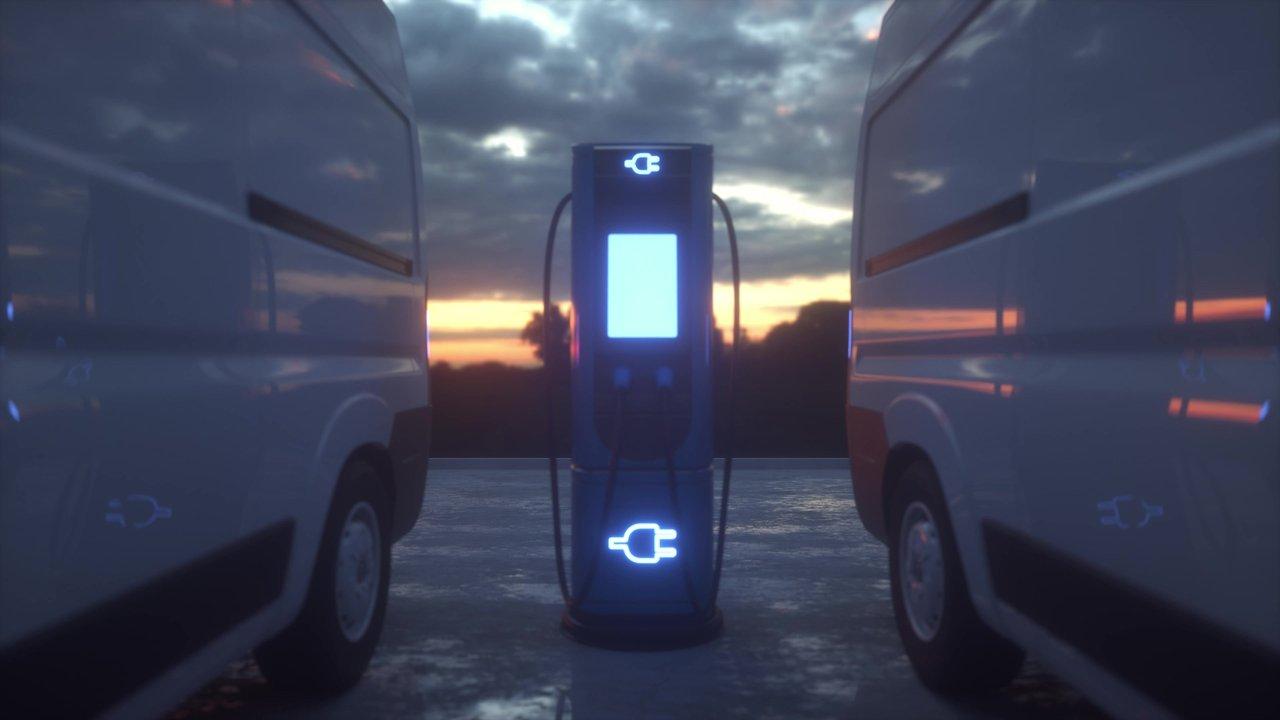 Véhicule de livraison électrique en charge à une station de recharge rapide en zone urbaine.