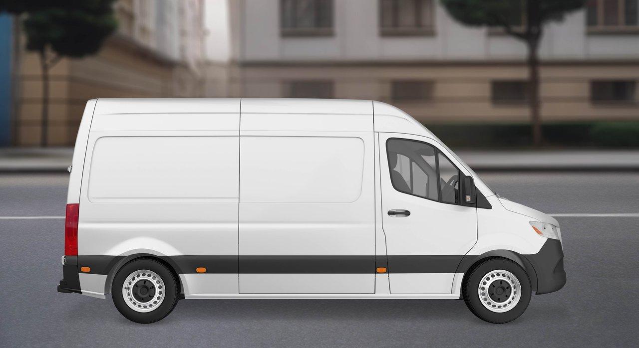 Vues latérales de vans compacts commerciaux adaptés à la livraison urbaine en centre-ville.